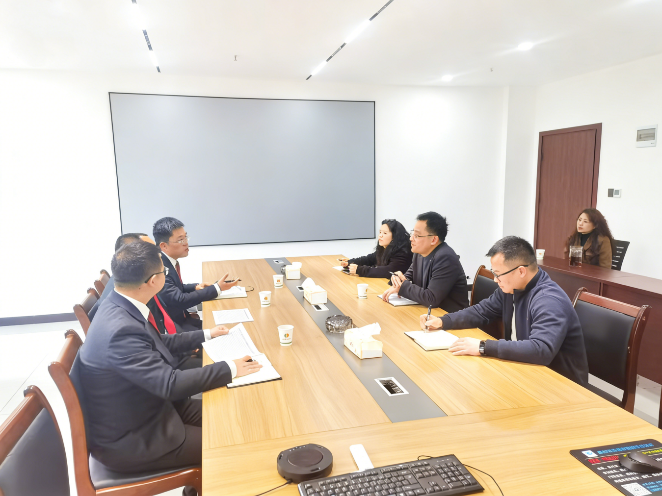 走訪企業聽心聲 優化營商新環境<br/>——黔江法院黨組成員、副院長陳江到我司調研座談